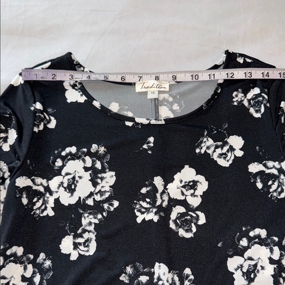 Tradition Dress Black and White Sheath Bell Sleeves Women's Size 12. - Picture 6 of 10